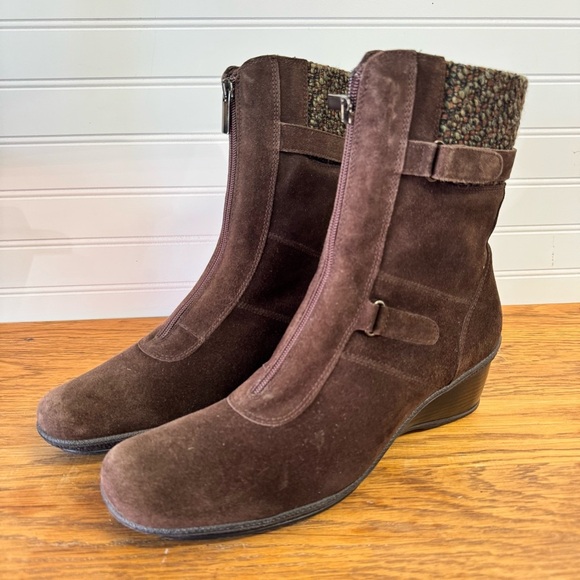 AQUATALIA  Ankle Boot BROWN Suede Front Zip Weatherproof WEDGE Sz 12 - Picture 1 of 9